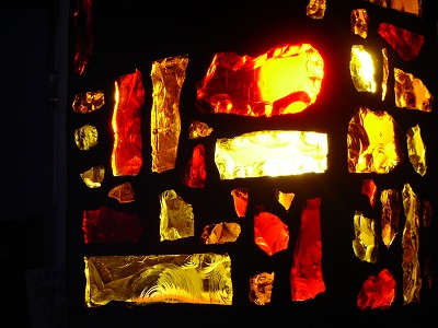 0801「ダル・ド・ヴェール「炎のポスト」」夜、真っ暗な住宅街に、ホワっと、オレンジ色の光が浮かんでいます。