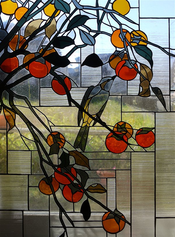 1624「柿」（窓辺で撮影。背後に助けて見えているのは庭）