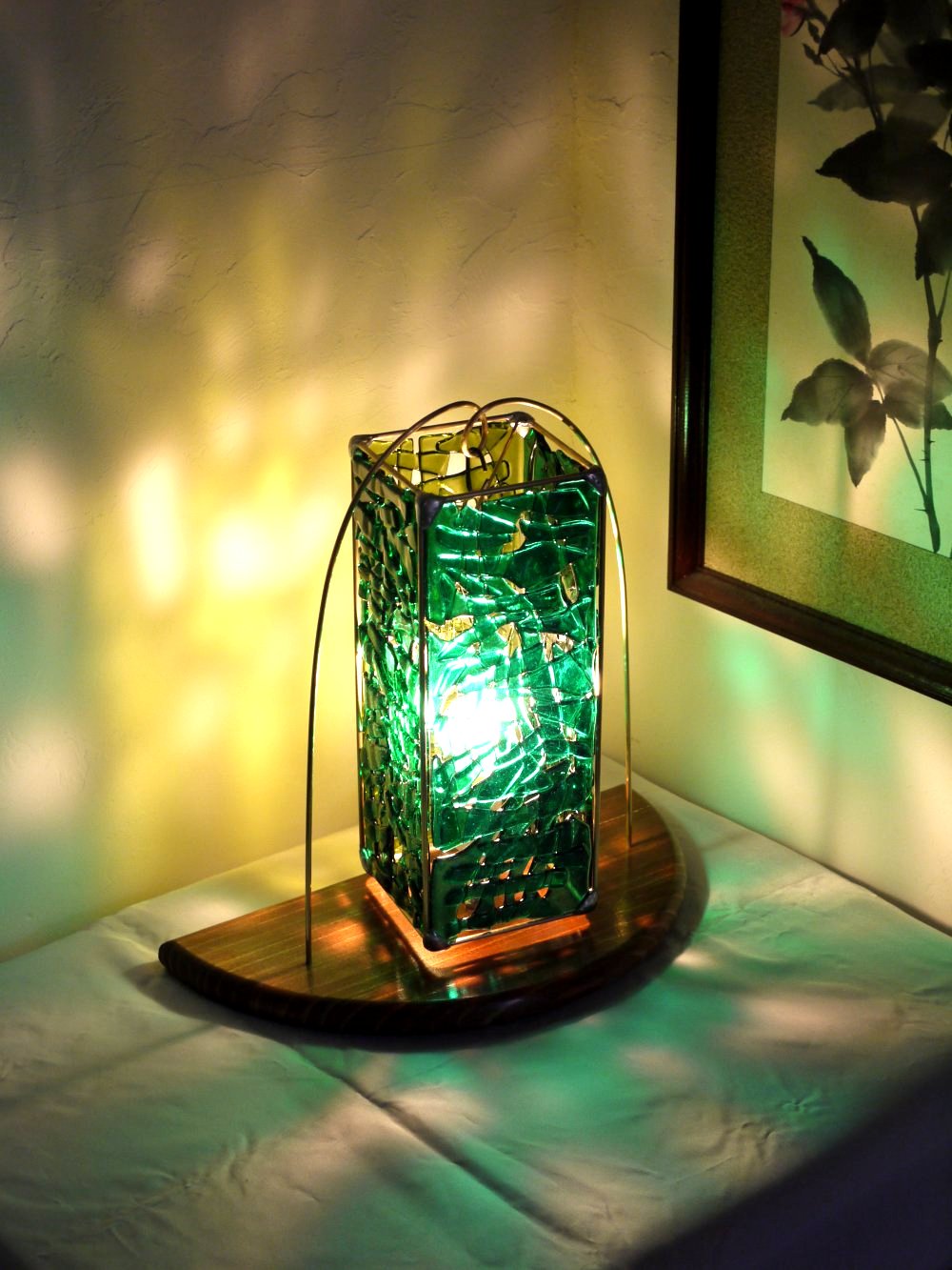 21005「緑の釣鐘ランプ」（壁面への光の映り込みが美しい）