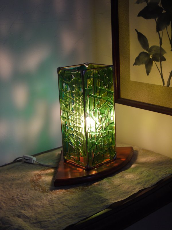21033「緑のミニ行灯」（壁面への光の映り込みが美しい）