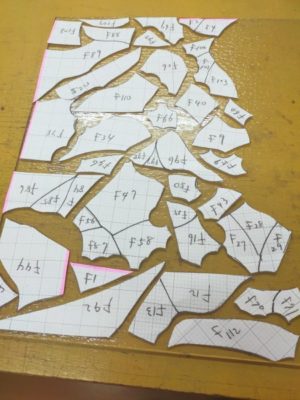 ステンドグラス用板ガラスの上に型紙を配置しています