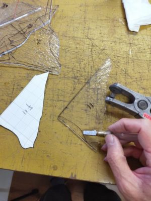 ガラスカットは、ガラスカッターで傷をつけ、プライヤーで割る、の繰り返しです。