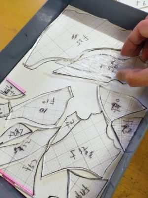 カットしたガラスはコンテナで管理します