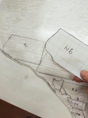 ヘアライン模様の向きが水平になるように型紙を配置します