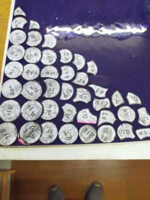 ランバーツ社のアンティークガラスでブドウの実を作ります