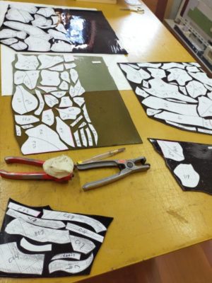 グレーのガラスで、葉や枝を作ります