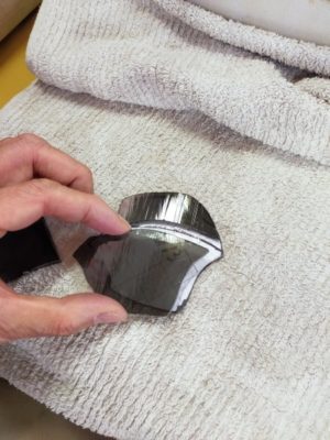 ぐるりと研磨したら、型紙の上にのせてガラスがはみ出していないかチェックします