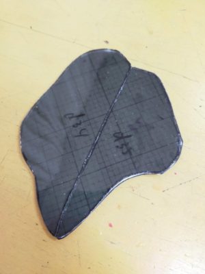 ガラスの周囲から、下に敷いた型紙が少し見えている程度が最適です