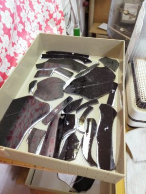 研磨し終わったピースは型紙と一緒にコンテナで管理します