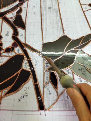 高出力のセラミックはんだごてで、一気にハンダを盛っていきます