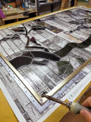 両面の仕上げハンダが終わったので、枠材を取り付けていきます